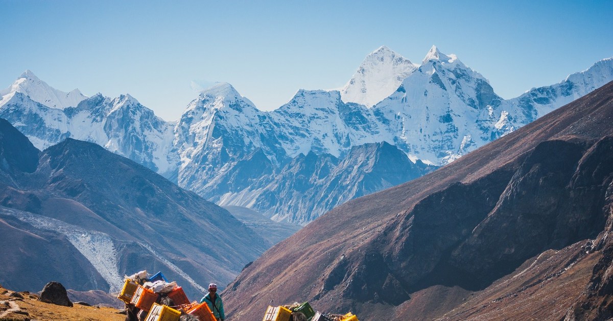 Гора караванов. Тибет Эверест Гималаи. Базовый лагерь Эвереста Тибет. Гималаи Индия. Поселения в Гималаях.