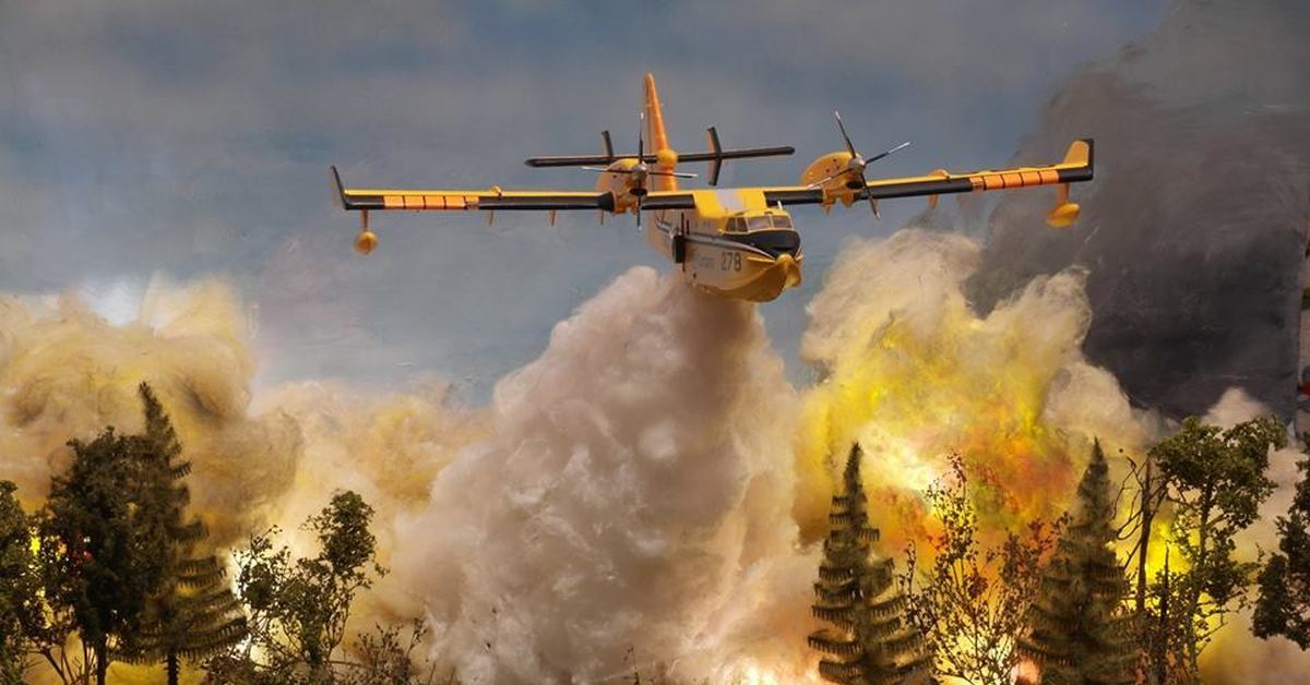 Самолет тушит пожар. Лесной пожар тушение лесного пожара. Диорама Лесной пожар. Пожарные самолеты и вертолеты. Пожарный самолет.