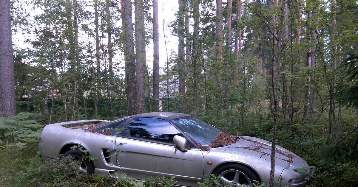 Случайно найденные автомобили. Заброшенная Хонда NSX. Дорогие брошенные авто. Заброшенные спорткары в России. Хонда НСХ В лесу под Питером.