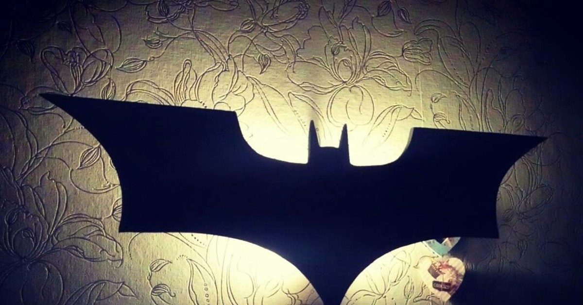 Бэтмен рука. Ночник Бэтмена. Светильник Бэтмен. Бэтмен светильник на стену. Бэтмен фигура на стену.