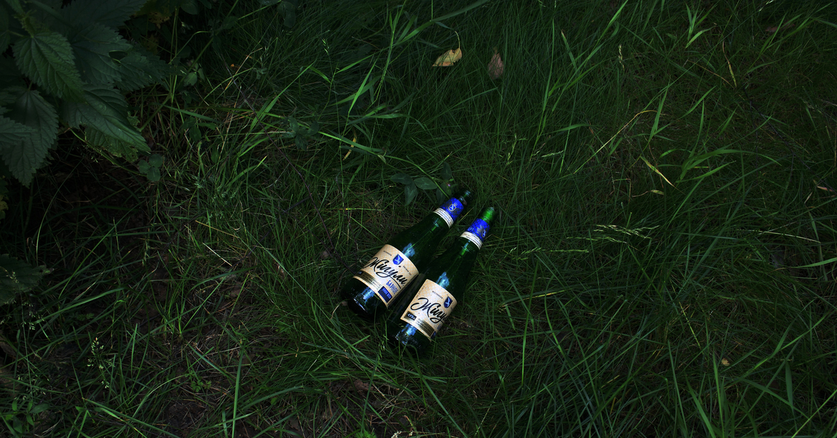 Бутылочка на ночь. Пиво на природе. Бутылка на траве. Бутылка на природе. Пиво на траве.