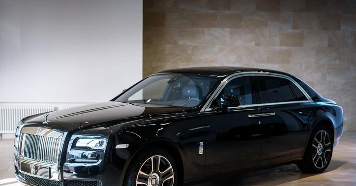 Автору нова. Rolls Royce Ghost 2010. Rolls Royce Ghost EWB Рестайлинг. Rolls Royce Ghost 2018. Rolls Royce Ghost 2020 черный.