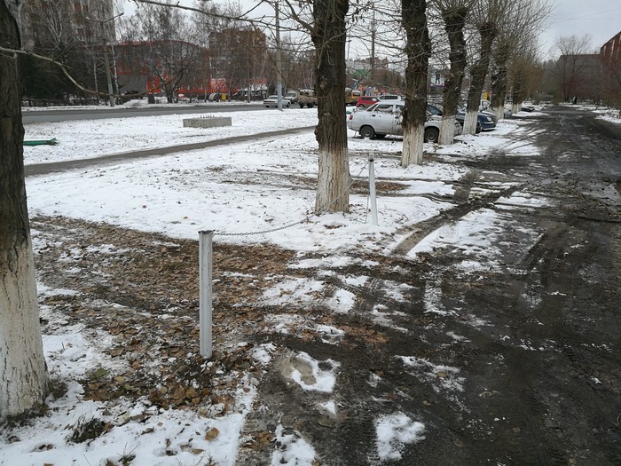 When the boyar fenced himself a parking space on the lawn - Parking, Omsk, Chain, Boyars