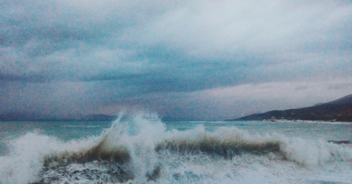 Несмотря на шторм. Черное море шторм. Камчатское побережье шторм. Шторм на черном море фото. Стихия на черном море.