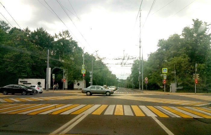 Crossroads on one of the Moscow streets “Pedestrian is always right, even when wrong” - Moscow, Russian roads, Как так?, Auto, A pedestrian, How?