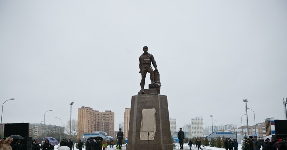 Герои города оренбург. Памятник Прохоренко в Оренбурге. Памятник Александру Прохоренко в Оренбурге. Прохоренко Александр Александрович памятник в Оренбурге. Памятник Александра Прохоренко в Оренбурге.