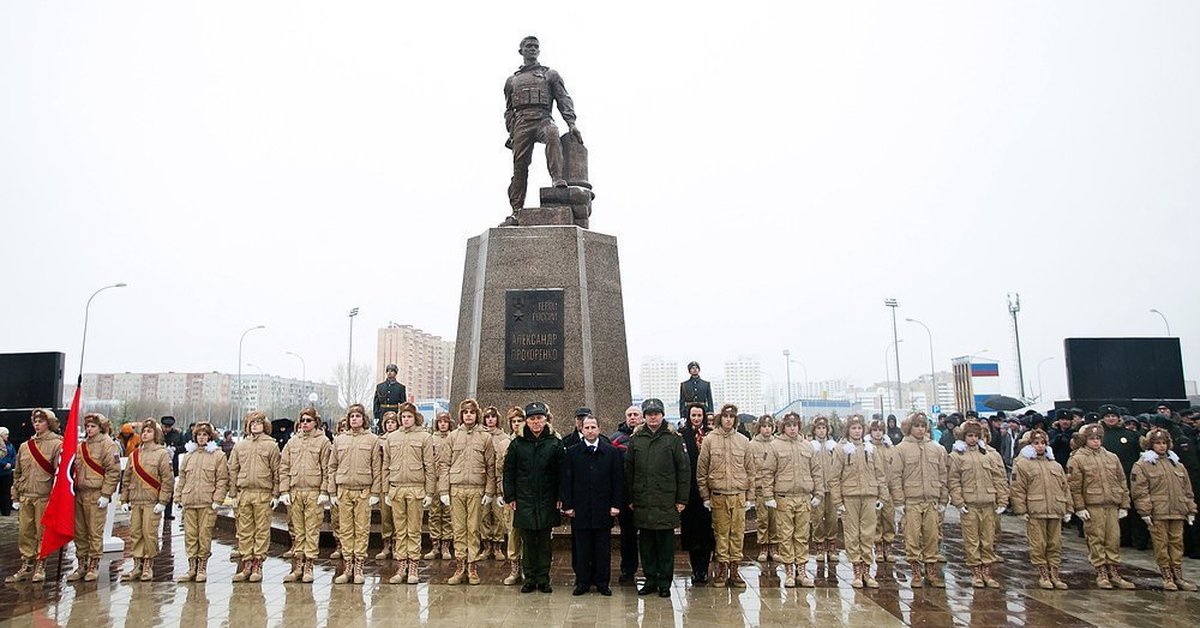 Оренбург 4 ноября. Памятник Александру Прохоренко в Оренбурге. Александр Прохоренко памятник в Оренбурге. Памятник Александру Прохоренко. Памятник герою России Александру Прохоренко.