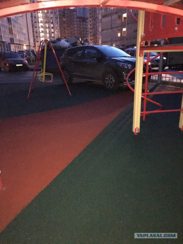 Любитель припарковаться на детской площадке