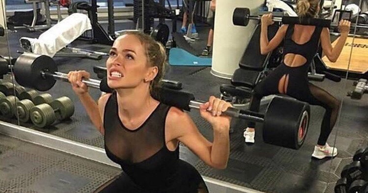 Толстый фитнес тренерша. Видео тренерша. Тренерша в спортзале. Красотки в спортзале. Женщина занимается спортом.