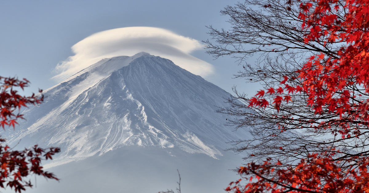 Японские облака. Фудзияма Япония. Фудзи-Сан - Священная гора японцев. Вулкан Фудзияма в Японии. Фуджи Япония.