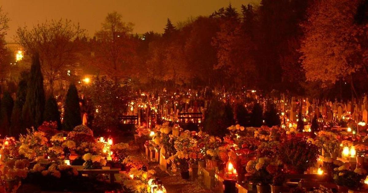 1 ноября всех святых. День всех святых (all Saints Day). Кладбище в Польше на день всех святых. День всех святых во Франции. День всех святых в Англии.