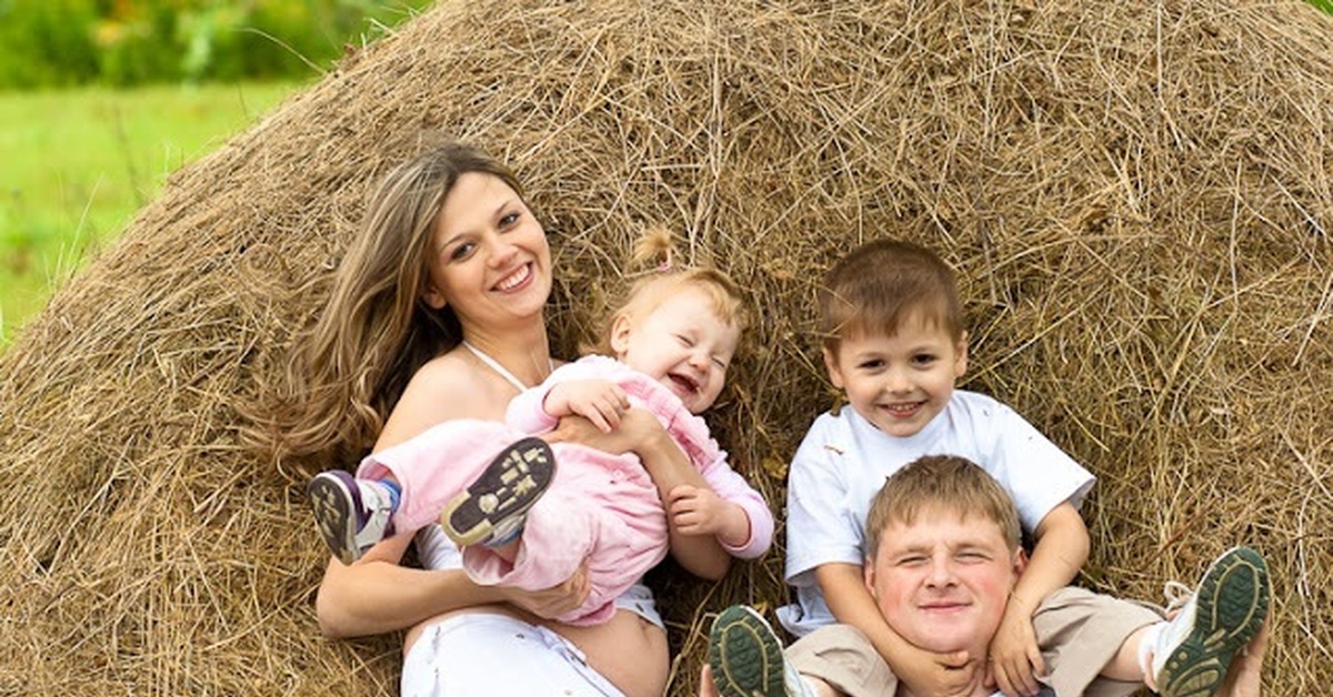 Многодетная семья а деревушке. Деревенская семья. Многодетная деревенская семья. Обычная русская семья в деревне. Фото семьи с ребенком деревня.