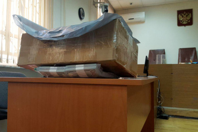 Photo: Box with two million dollars at the trial of Ulyukaev - Politics, Alexey Ulyukaev, Money, The photo, Text, news, Bribe