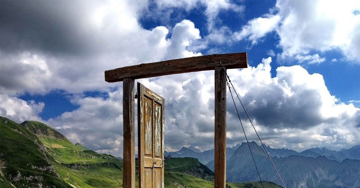 Door to dusk. Дверь в горах. Дверь в горе. Дверь в природу. Дверь в поле.