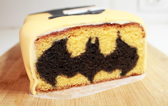 A very unusual cupcake with a Batman logo inside. - My, Justice League DC Comics Universe, Longpost, Justice League, Cake, Batman