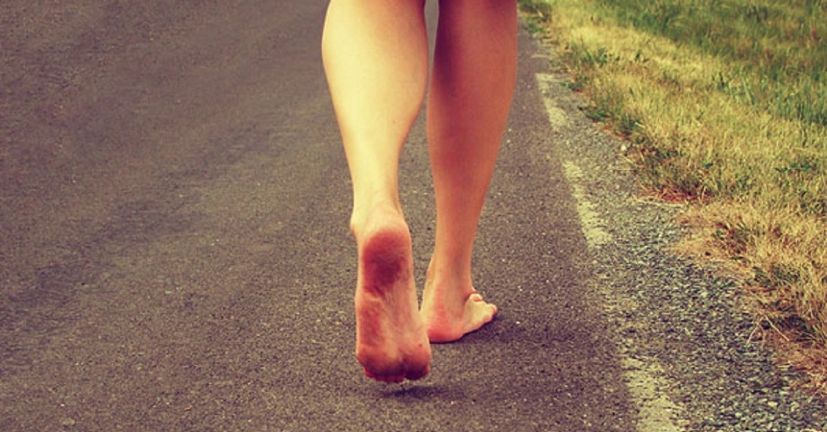 Ноги ее были видны. Ноги по дороге. Девушка идет босиком. Босые ноги. Босиком по асфальту девушка.