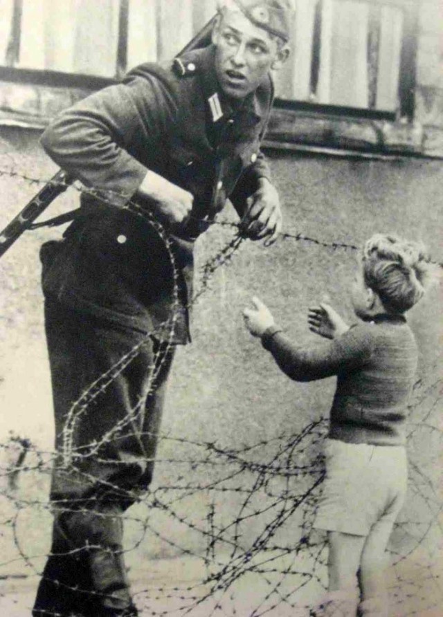 Powerful photo: Guard on the Berlin Wall - Guard, The photo, Berlin