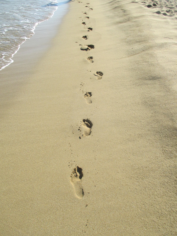 We left on the pebbles from the heat of the water ... - , Summer, Sea, Sand, Footprints, Video, Longpost