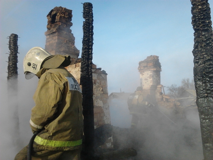 How a hundred-year-old house burned, or why the corpse was not found. - My, Ministry of Emergency Situations, Kamyzyak, Fire, Alcohol, Search, Longpost