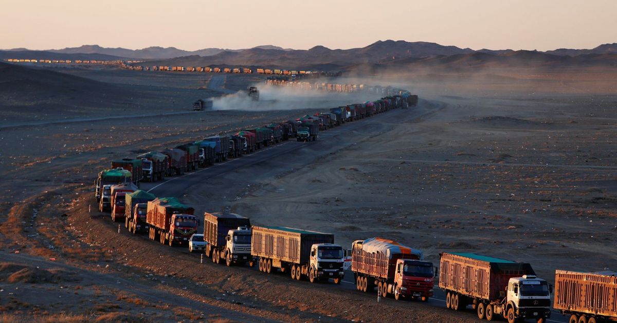 Экспорт монголии. Дороги в Монголии 2022. Монголия железная дорога. Фуры с монголом. Таван толгой Монголия Грузовики.