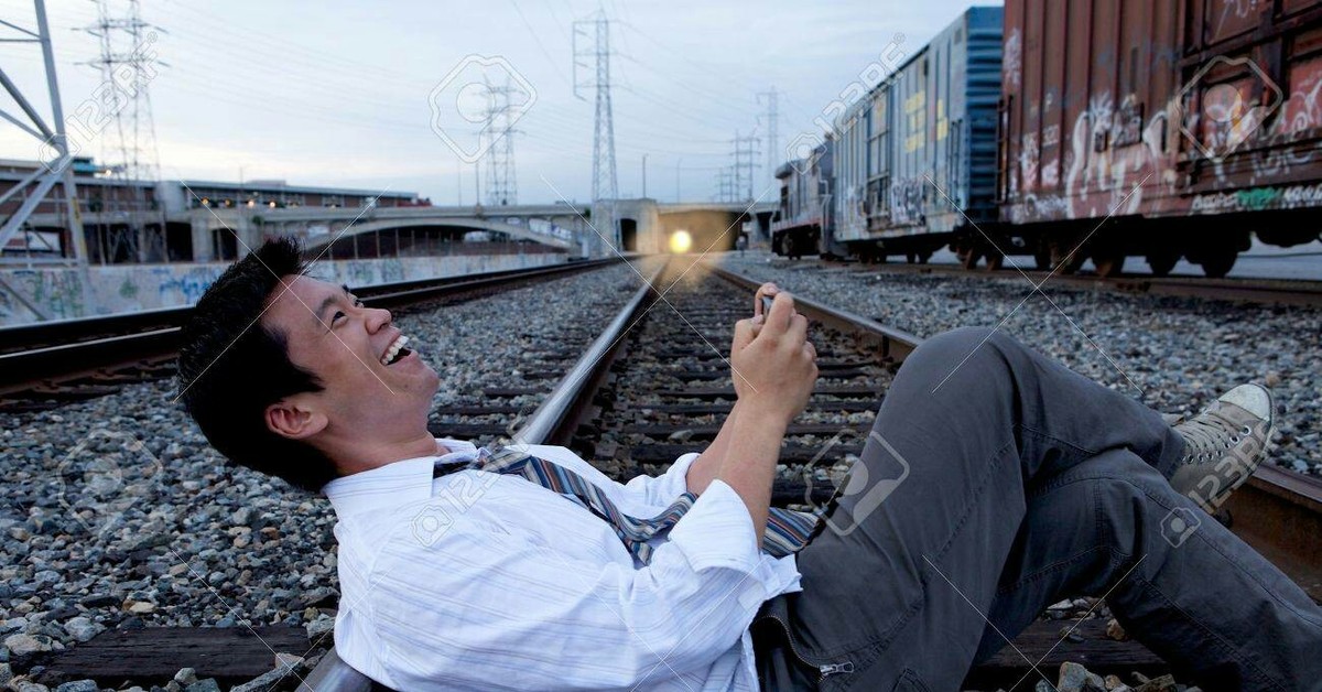 Man tracking. Man on a Train короткометражка. Фото on a Train. Махать в след поезду. Следы от поезда.