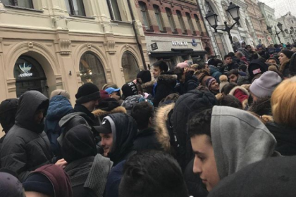 Thousands of people lined up for sneakers on Kuznetsky Most. - Sneakers, Adidas, Queue, Kuznetsky Most, Moscow, Longpost, Video