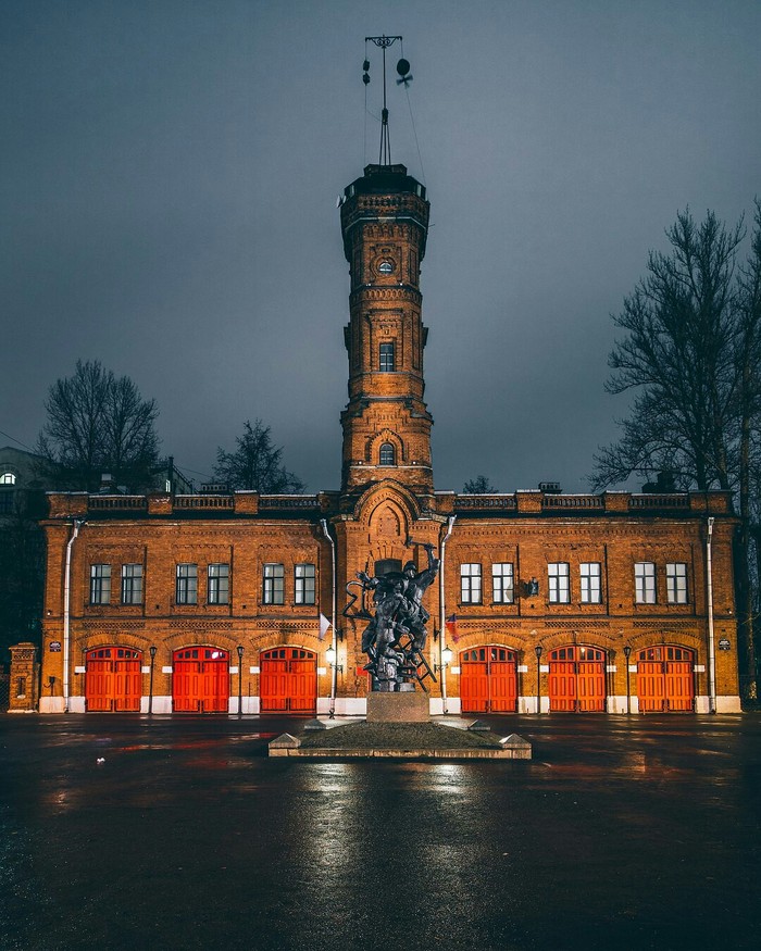 Здание пожарной команды Васильевской части. - Санкт-Петербург, Музей, Пожарная часть, Вечер, Пожарные