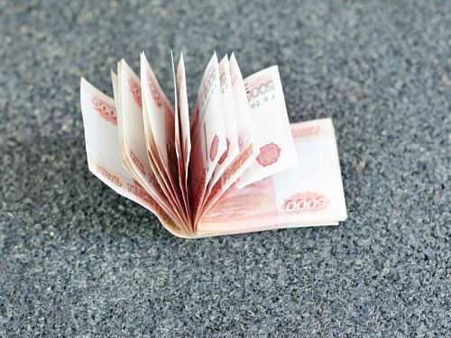 A man found a wad of money on the road - Money, news, Luck, Text