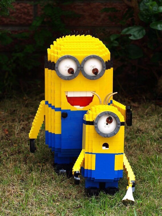 Миньоны Lego в саду