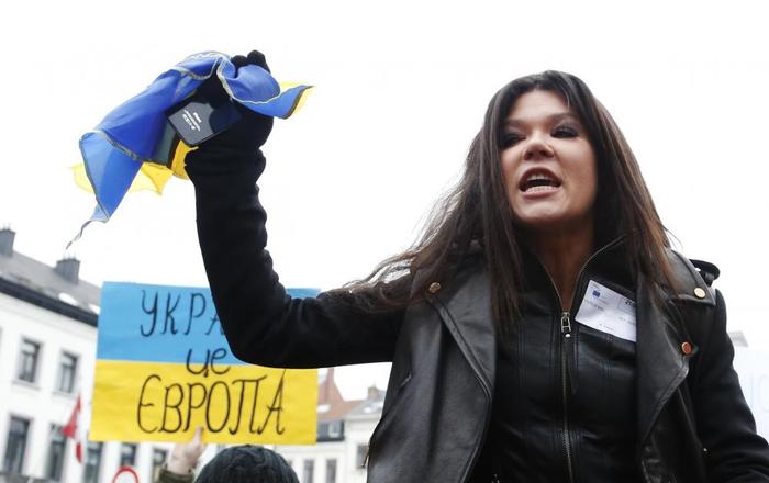 Певица Руслана выступила против украинизации и призвала свидомых снять с себя шаровары