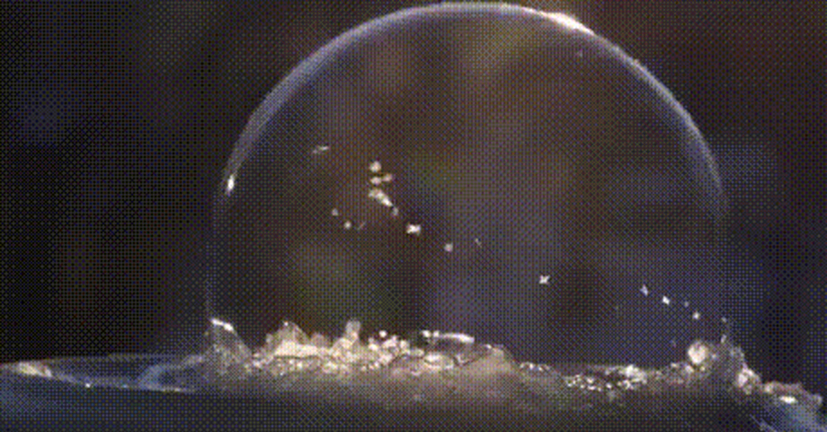 Почему лопается пузырь. Мыльные пузыри. Мыльный пузырь лопается. Мыльные пузыри гиф. Гифка пузыри.