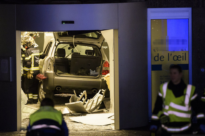 In Lausanne, a woman in a car rammed the wall of an eye clinic - Switzerland, Road accident, Female, Hint, Longpost, Women