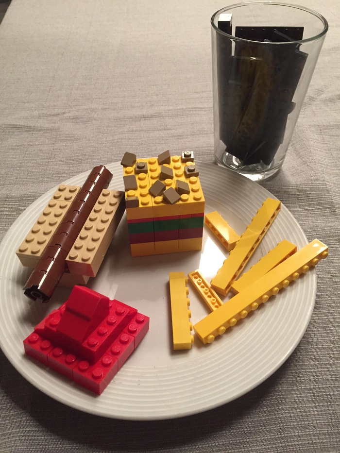 Сегодня дочь приготовила мне завтрак LEGO, Завтрак