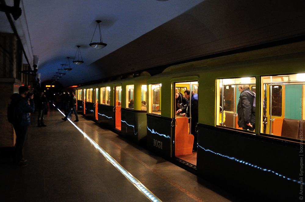 Купить поездки метро. Ретропоезд метро экскурсия. Ночное Московское метро. Поезд метро. Метро ночью.
