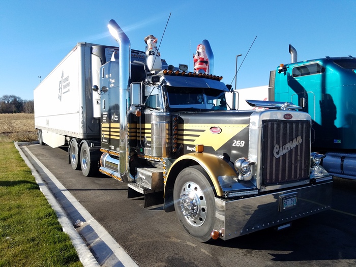 Who brings the holiday to us? - My, Track, Truckers, The photo, My, Peterbilt, USA, Holidays, Santa Claus