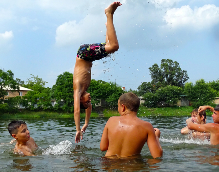 Vitya, where are you going! Vitya wants fish!!! - My, Summer, Lake, Children, Velell, Bathing, Bounce, Bathing