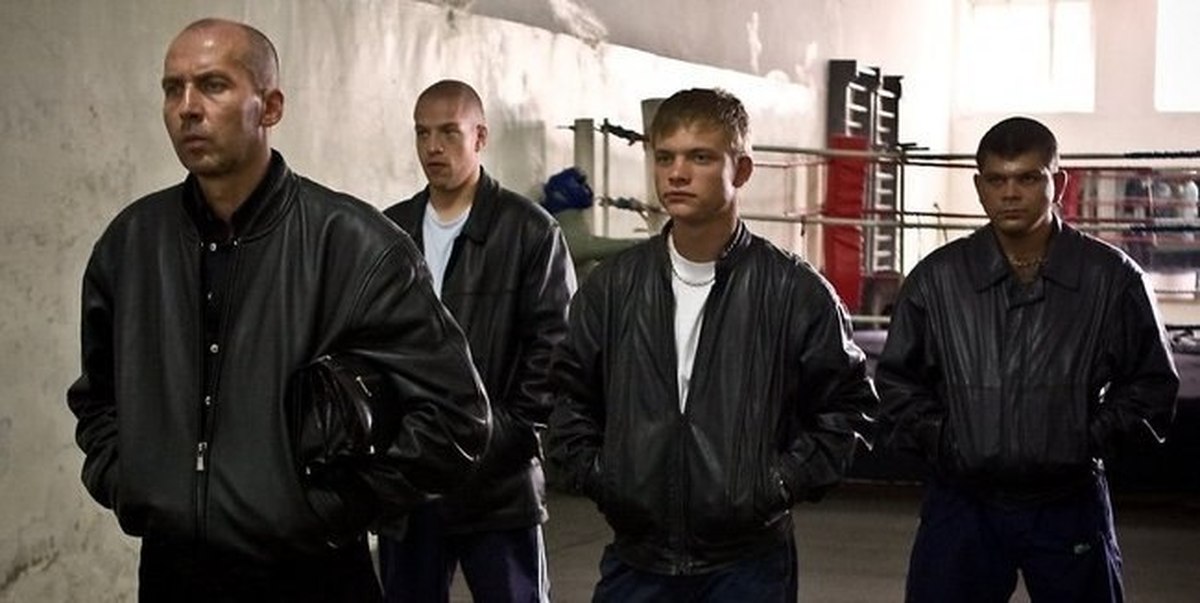 90-е годы. Стиль одежды бандитов 90-х. Px90 тренировки. Фитнес плакат. Комната подростка 90х.