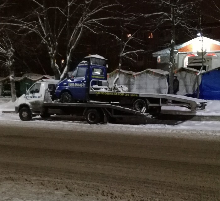 Tow truck in a square - My, Auto, Tow truck