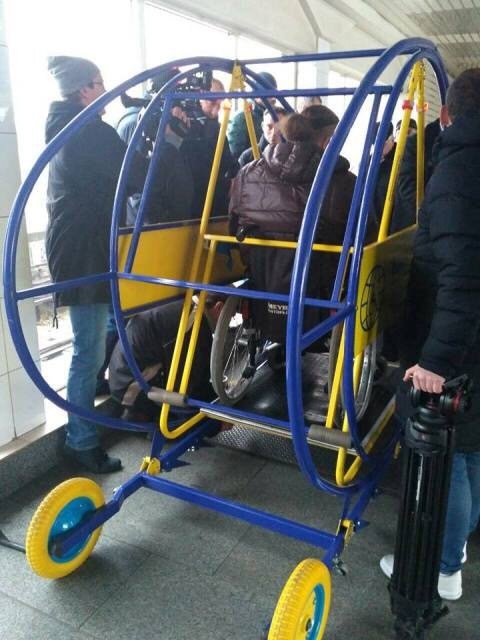 An ambiguous device for transporting people in wheelchairs along an escalator was presented in Kyiv... - Metro, Nanotechnology, Innovations