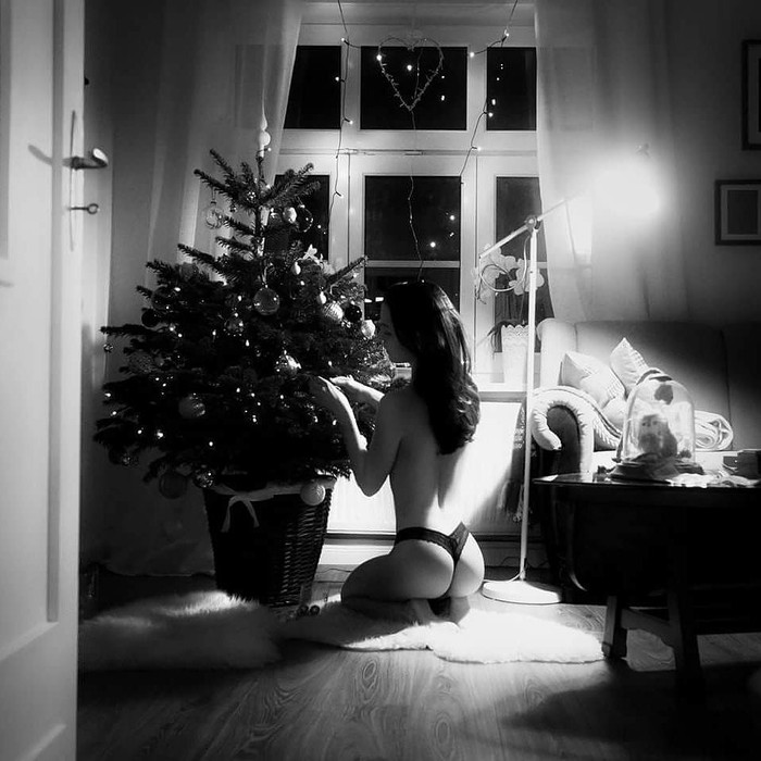 It's time to decorate the tree - NSFW, Girls, Booty, Erotic, Black and white