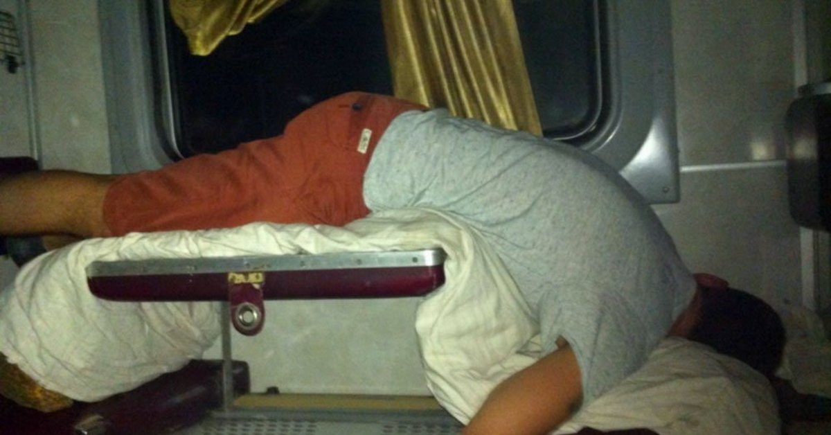 В чем спать в поезде. Храп в поезде. Мужчина в плацкарте. Спать сидя в поезде.