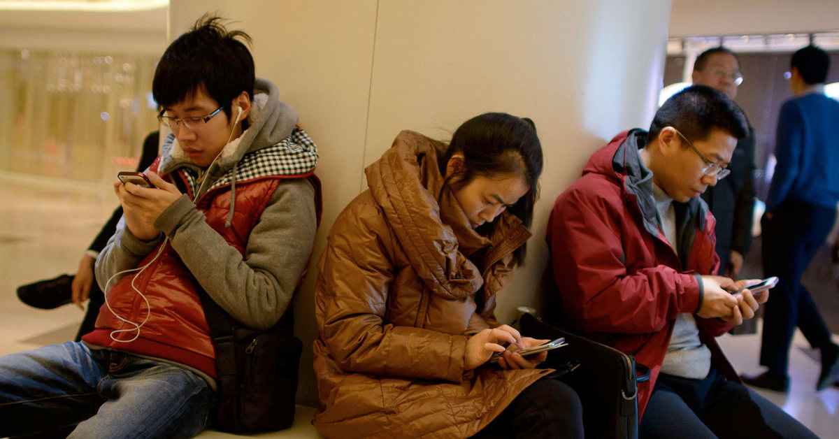 Интернет китайских телефон. Китайская молодежь. Современная молодежь Китая. Современные китайцы. Китаец с телефоном.