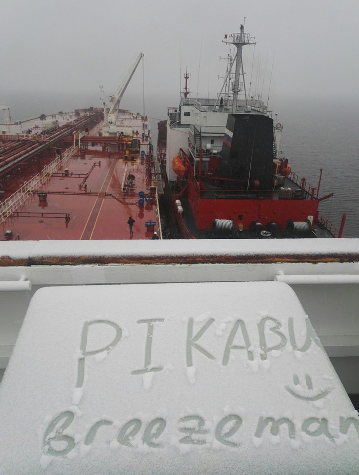 When I saw the perfect canvas for a masterpiece and could not help painting it. - My, Snow, Refueling, Ship's Life, Winter, Sea, Watch, Work at sea, Russia, Longpost