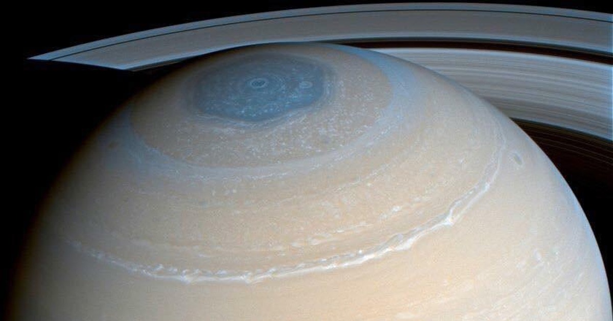 На какой планете самый большой атмосферный вихрь. Шестиугольный полюс Сатурна. Сатурн Планета шестиугольник. Шестиугольный Вихрь на Сатурне. Сатурн Северный полюс шестиугольник.