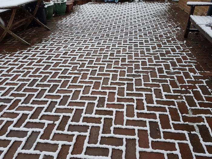 Snow in the yard - Snow, Paving stones, Outlines, Reddit