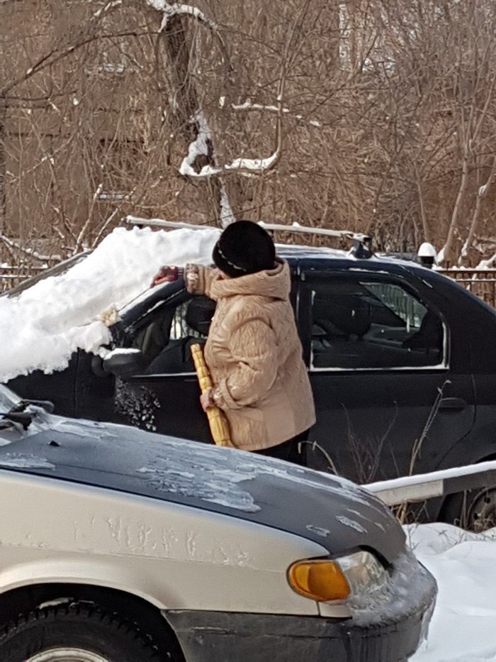 When the grandson is at work and the brush is in the car. - Motorists, Car, Cleaning, The photo, Humor, Auto humor, Winter, Analogue, Longpost