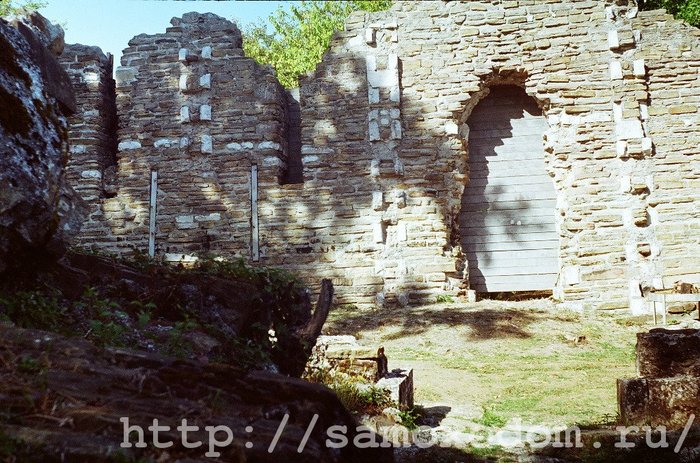 The ruins of the Byzantine temple of the XI century in Loo. Loos Temple. - My, Loo, Ruins, Temple