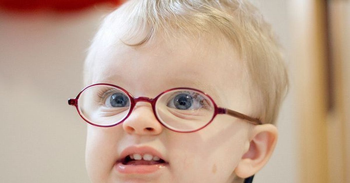 У ребенка зрение 1 5. Дети в очках. Детские очки для зрения. Малыши в очках для зрения. Маленькие дети в очках.