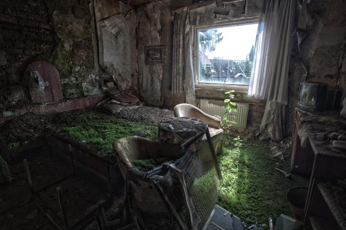 A room in a long-burnt hotel in Germany - Hotel, Reddit, Germany, Thicket