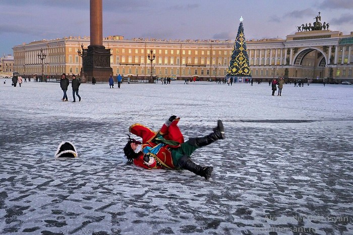 Ice on the Palace. The king has fallen! - Palace Square, Tsar, The fall, Winter, Christmas trees